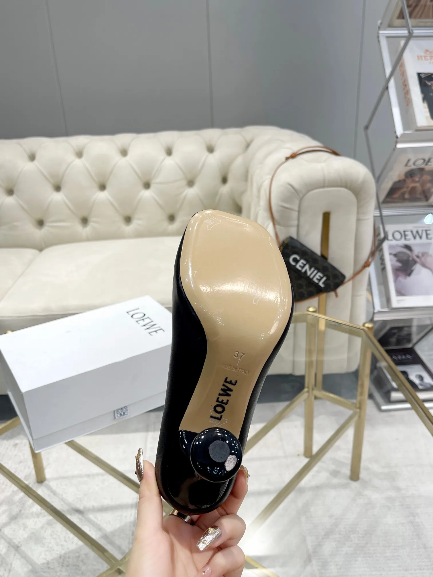 👟👟Ex-factory price 640👟👟 LOEWE‼ ️ New arrival‼ ️Imported genuine leather sole Loewe 2024/aw early spring latest catwalk color diamond series catwalk style 😘😘😘 Upper: imported super soft sheepskin lining: imported water-dyed sheepskin Outsole: original molded injection molded leather outsole Heel: original molded 1:1 Heel height: 9.5cm Size: 35-39 (40/41/42/43 custom-made, non-refundable)